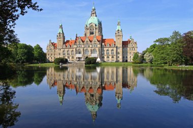 Hanover, Almanya - 05 Mayıs 2011: New City Hall Rathaus Hükümet Binası ve Göl Yansıması Sunny Spring Day.