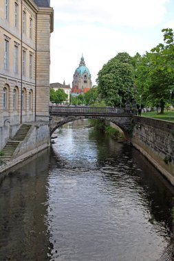 Hanover, Almanya - 03 Mayıs 2011: Leine Nehri üzerindeki taş kemer köprüsü ve Bahar Günü Hannover 'de Leineschloss.