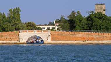 Venedik, İtalya - 08 Temmuz 2011: Küçük Havalimanı Giovanni Nicelli Güneşli Yaz Günü 'nde Lido Adası' nda.