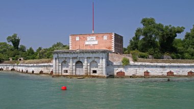 Venedik, İtalya - 10 Temmuz 2011: Fort Sant Andrea Adası Venedik Gölünde Güneşli Yaz Günü.