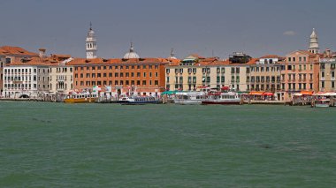 Venedik, İtalya - 10 Temmuz 2011: Şehirdeki Deniz Kıyısı Yaz Gününde Renkli Evlerin Önünde Bağlı Tekneler.