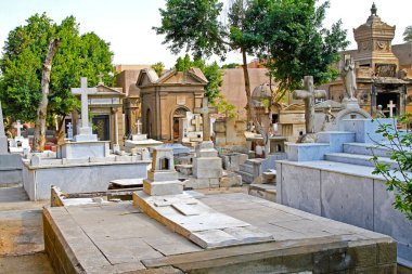 Kahire, Mısır - 01 Mart 2010: Kahire'deki Kıpti Mezarlığı'ndaki Mezarlar Türbemezarlığı, Mısır.