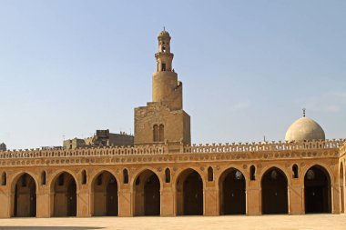 Kahire, Mısır - 02 Mart 2010: Eski Kahire 'deki ünlü İbn Tulun Camii Spiral Minaresi.