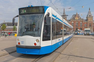 Amsterdam, Hollanda - 16 Mayıs 2018: Beyaz Tramvay Gvb Şehir Merkezi İstasyonu önünde Sunny Spring Day 'de toplu taşıma.