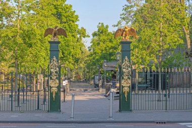 Amsterdam, Hollanda - 14 Mayıs 2018: Artis Hayvanat Bahçesi ve Bahçe Çiftliği 'nin Ana Giriş Kapısı' nda İki Altın Kartal.