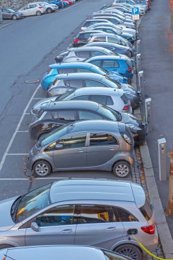 Oslo, Norveç - 29 Ekim 2016: Sadece Eski Kentte Elektrikli Arabalar İçin Otopark İstasyonu.