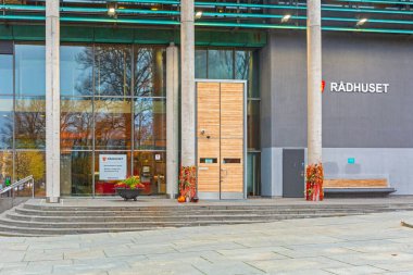 Fredrikstad, Norveç - 31 Ekim 2016: Belediye Binasına Giriş Kapısı Radhuset Belediye Binası.