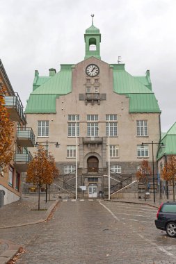 Stromstad, İsveç - 1 Kasım 2016: Stromstad City Hükümet Binası Tepedeki Sonbahar Günü.