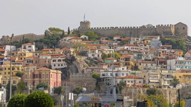 Kavala, Yunanistan - 22 Ekim 2023: Tepenin Düşüşü Günü 'nde Eski Harabeler Kalesi Tarihi Tarihi Simgesi.