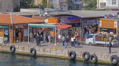 İstanbul, Türkiye - 20 Ekim 2023: Golden Horn Sahili Güneşli Sonbahar Günü 'nde Balık Pazarı ve Restoran Karakolu.
