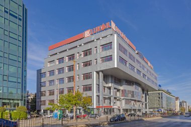 Sofya, Bulgaristan - 16 Ekim 2023: Petrol şirketi Lukoil Ofis Binası Todor Alexandrov Bulvarı Başkent Güneşli Günü.