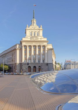 Sofya, Bulgaristan - 16 Ekim 2023: Bulgaristan 'ın başkentteki Ulusal Meclis Binası Sunny Fall Day' de.