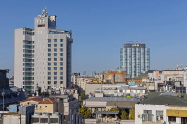 İstanbul, Türkiye - 20 Ekim 2023: Beyoğlu Mahallesi 'ndeki Marmara Pera Ramada Otelleri Adakule Gökdelenleri.