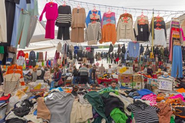 İstanbul, Türkiye - 21 Ekim 2023: Çok Katlı Otomobil Otoparkı Beşiktaş 'ta Cumartesi Bit Pazarı.