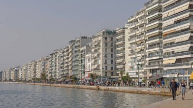 Selanik, Yunanistan - 22 Ekim 2023: Nikis Bulvarı Rıhtımı 'nda Yürüyen İnsanlar.