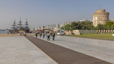 Selanik, Yunanistan - 22 Ekim 2023: Selanik Meydanı 'nın Beyaz Kulesi' nde Yürüyen İnsanlar Sunny Fall Günü 'nde Tarihi Tarihi Tarihi Taşlar.