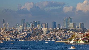 Gökdelenler, İstanbul Boğaz Kanalı üzerindeki Bulutlu Gün Manzarasında Modern Şehir Gökdeleni