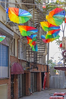 İstanbul 'da Gökkuşağı Şemsiyeleri Sokağın Üzerinde Asılı