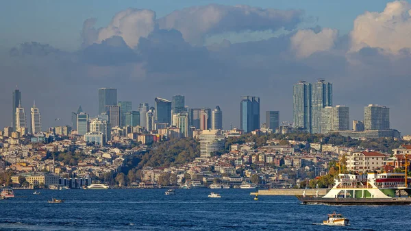 Gökdelenler, İstanbul Boğaz Kanalı üzerindeki Bulutlu Gün Manzarasında Modern Şehir Gökdeleni