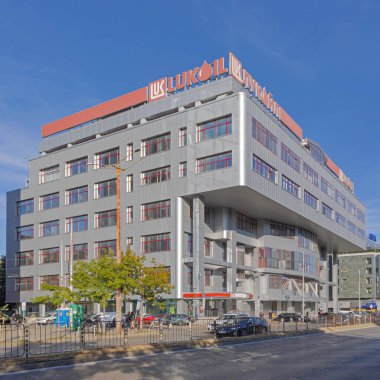 Sofya, Bulgaristan - 16 Ekim 2023: Petrol şirketi Lukoil Ofis Binası Todor Alexandrov Bulvarı Başkent Sonbaharı.