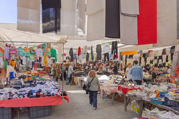 İstanbul, Türkiye - 21 Ekim 2023: Beşiktaş 'taki Çok Katlı Otoparkın En Üst katında Tekstil Moda Açık Marketi.