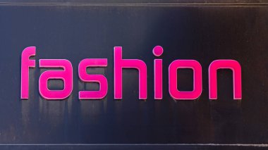 Siyah Arkaplan Biçiminde Mor İşaret Moda