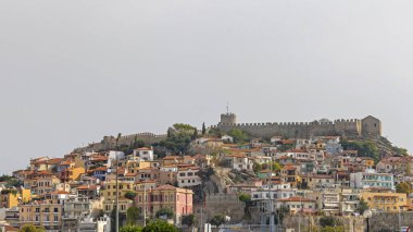 Kavala, Yunanistan - 22 Ekim 2023: Eski Harabeler Kalesi Duvarları Tarihi Tarihi Taşlar Pazar günü Tepenin Tepesi 'nde.
