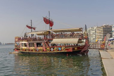 Selanik, Yunanistan - 22 Ekim 2023: Bar Boat Argo Partisi Teknesi Vikings Temalı Gemi Gezisi Gezinti Güvertesi Sonbahar Günü.