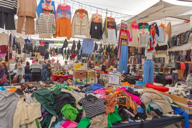 İstanbul, Türkiye - 21 Ekim 2023: Çok Katlı Otomobil Otoparkı Beşiktaş 'ta Kıyafet Moda Dükkanları.