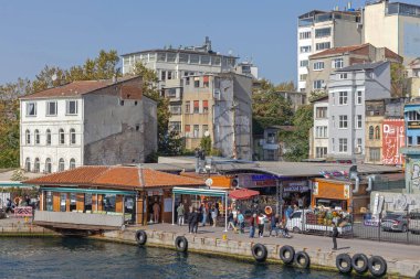İstanbul, Türkiye - 20 Ekim 2023: Golden Horn Coast Sunny Day 'de Balık Pazarı ve Restoran Karakolu.
