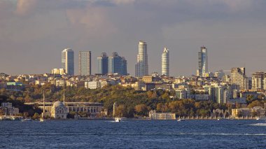 İstanbul, Türkiye - 19 Ekim 2023: Yeni Gökdelenler Ofisi Sunny Fall Day View 'da Modern Şehir Gökdeleni.