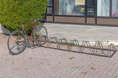 Şehirdeki Metal Rack Frame 'e park edilmiş bir bisiklet.