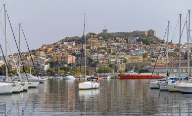 Kavala, Yunanistan - 22 Ekim 2023: Sakin Sonbahar Günü Kavala Limanına demirlemiş yelkenli motorlu yatlar.