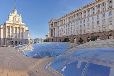 Sofya, Bulgaristan - 16 Ekim 2023: Serdica Arkeoloji Alanı ve Bulgaristan Ulusal Meclis Binası Başkent Şehir Merkezinde Sonbahar Günü.