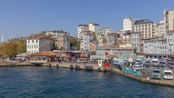 İstanbul, Türkiye - 20 Ekim 2023: Karaköy Rıhtımı 'ndaki Balık Pazarı ve Restoranlar Altın Boynuz Kıyısı Sonbahar Günü.