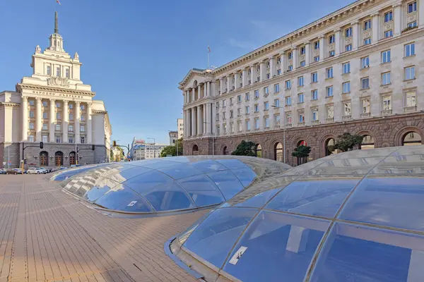 Sofya, Bulgaristan - 16 Ekim 2023: Serdica Arkeoloji Alanı ve Bulgaristan Ulusal Meclis Binası Başkent Şehir Merkezinde Sonbahar Günü.