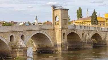 Edirne 'deki Tundza Nehri üzerindeki Osmanlı Tunca Köprüsü