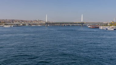 İstanbul 'da Metro Treni Askıya Alındı Köprüsü Güneşli Sonbahar Günü