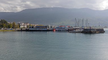 Ohri, Kuzey Makedonya - 23 Ekim 2023: Liman Turizm Gemileri ve Yelkenlileri Ohri Gölü Limanı Sonbahar Günü.