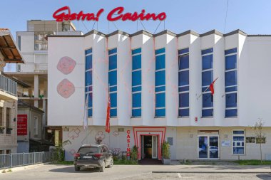 Ohri, Kuzey Makedonya - 23 Ekim 2023: Makedon Eğitimciler Bulvarı 'ndaki Astral Casino Binası.