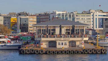 İstanbul, Türkiye - 19 Ekim 2023: Kadıköy İskelesi Feribot Terminali, Şehrin Asya Yakası, Sonbahar Öğleden Sonra.