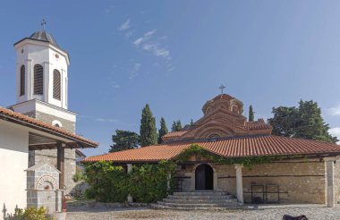 Ohri, Kuzey Makedonya - 23 Ekim 2023: Makedon Tanrı 'nın Annesi Ortodoks Kilisesi Peribleptos Tarihi Binası ve Beyaz Çan Kulesi.