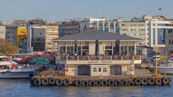 İstanbul, Türkiye - 19 Ekim 2023: Kadıköy İskelesi Feribot Terminali, Şehrin Asya Yakası, Sonbahar Öğleden Sonra.