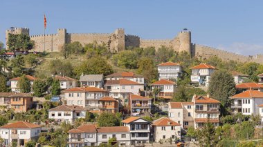 Kuzey Makedonya 'nın Ohri kenti - 23 Ekim 2023: Samuel Kalesi Cliff Old Town' daki Geleneksel Konutlarda.