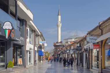 Ohri, Kuzey Makedonya - 23 Ekim 2023: Eski Şehir Güneşli Sonbahar Gününde St Clement Caddesi 'nde Yürüyen İnsanlar.