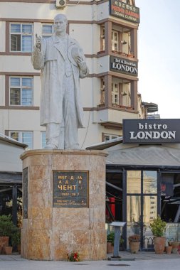 Üsküp, Kuzey Makedonya - 23 Ekim 2023: Metodija Andonov Mermer Taş Heykeli Başkent Ana Meydanı 'ndaki Cento Cento Tarihi Anıtı.