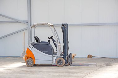 Dağıtım Deposunda Elektrikli Forklift Kamyonu