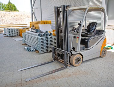 Dağıtım Deposunda Elektrikli Forklift Kamyonu