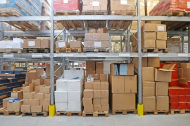 Dağıtım Deposundaki Rafta karton kutularla dolu kargo paletleri