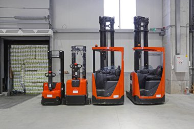 Dağıtım Deposunda Dört Araç Palet Kamyonu ve Forkliftleri